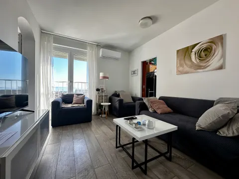 Split, Spinut - Trosoban stan sa pogledom na cijeli grad, 78 m2