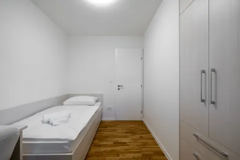Split, Podstrana -Moderan prostran stan s okućnicom, Dugoročno