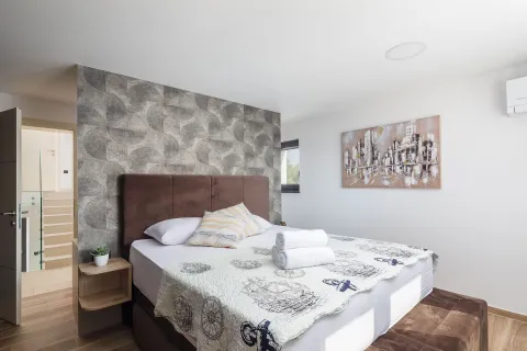 Šibenik, Žaborić - Moderna novoizgrađena vila s bazenom 380 m2
