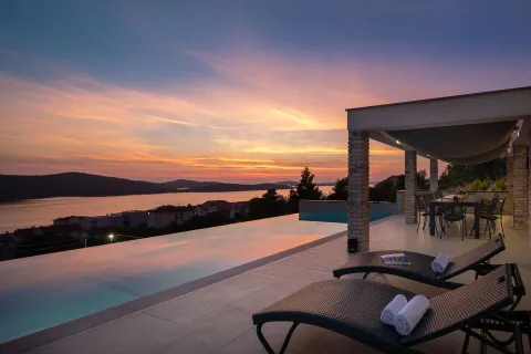 Šibenik, Žaborić - Moderna novoizgrađena vila s bazenom 380 m2