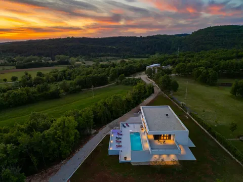Istra, Grožnjan - Luksuzna dizajnerska vila 682 m2 novogradnja