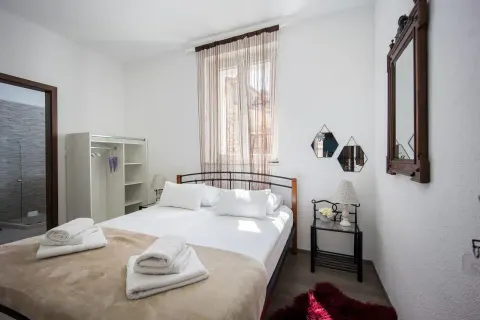 Trogir, centar- Kamena kuća 174 m2