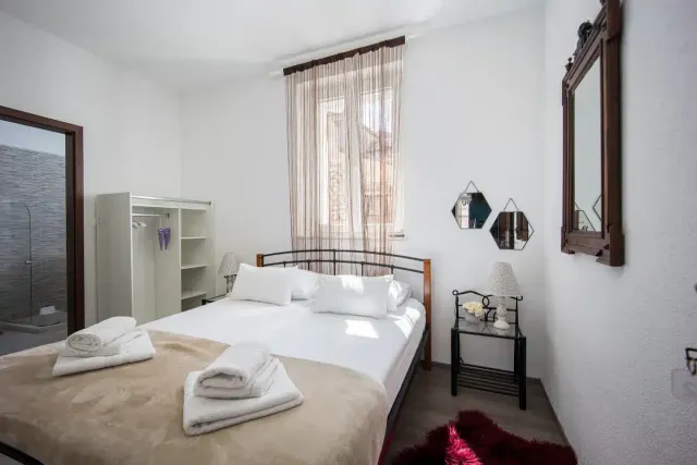 Trogir, centar- Kamena kuća 174 m2