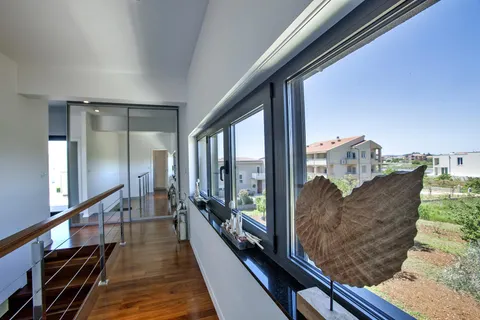 Zadar, Sukošan – Ekskluzivna dvoetažna vila s bazenom, 170 m²