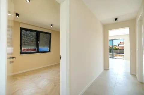 Trogir - Nova moderna vila od 300m2 s bazenom i jacuzzijem