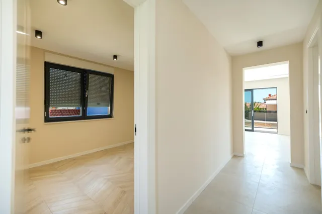 Trogir - Nova moderna vila od 300m2 s bazenom i jacuzzijem