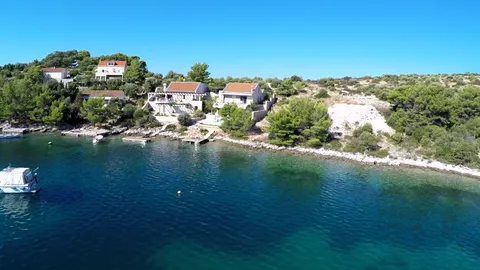 Lastovo - Građevinsko zemljište prvi red uz more