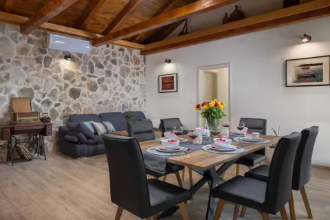 Šibenik, Rogoznica- Kamena kuća s bazenom i pogledom na more 100 m2