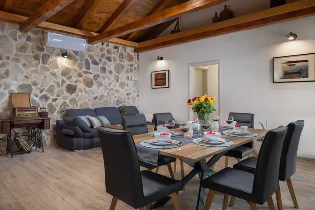 Šibenik, Rogoznica- Kamena kuća s bazenom i pogledom na more 100 m2