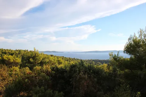 Brač, Sutivan - Građevinsko zemljište s pogledom na centar mjesta (1.543 m2)