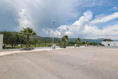 Trogir, Plano - poslovni prostor 500 m2