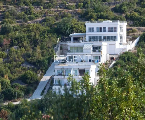 Vis – Prekrasna vila s pogledom na more 300 m2