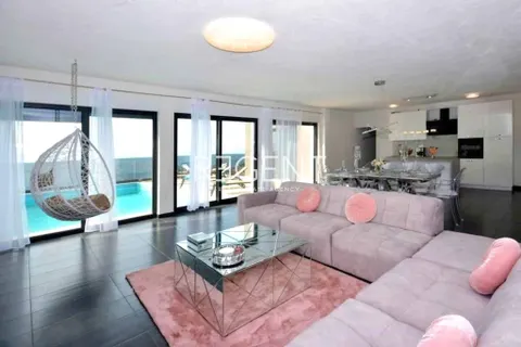 Split, Podstrana – Zapanjujuća villa s pogledom na more 250 m2