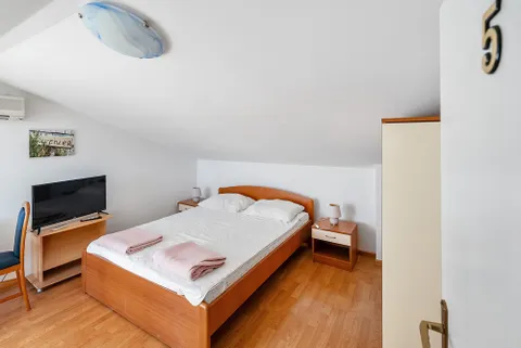 Makarska, Centar - Apartmanska kuća u blizini centra bruto površine 186 m2