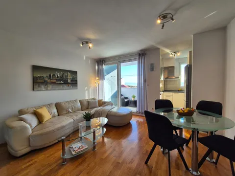 Split, Žnjan - Dvosoban stan s lođom i pogledom na more 57 m²