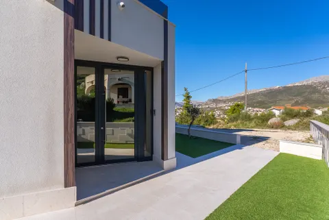 Split, Strožanac - Moderna vila s pogledom na more, bazenom i pomoćnim objektom 50 m2