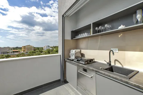 Zadar, Sukošan – Ekskluzivna dvoetažna vila s bazenom, 170 m²