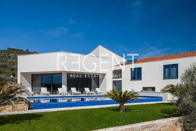 Trogir, Marina- luksuzna vila u mirnom okruženju, 6900m2