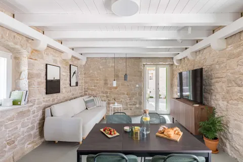 Brač, Pučišća - Prekrasna kamena vila 120 m2