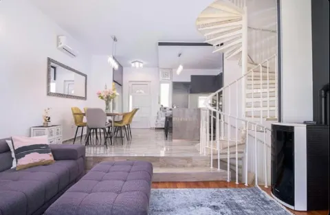 Trogir, Okrug Gornji - Trosoban stan s garažom i pogledom na more 123 m2