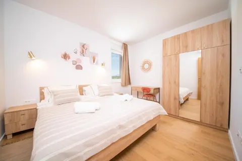 Zadar, Vrsi – trosobni apartmani s bazenom i pogledom na more