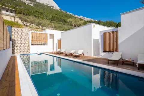 Omiš – Ekskluzivna vila s bazenom i panoramskim pogledom