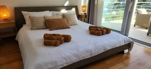 Korčula, Žrnovo - Vila prvi red uz more 280 m2