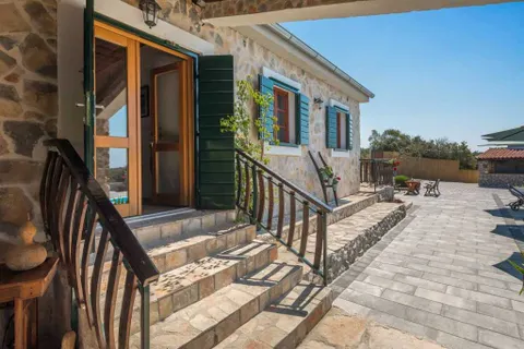 Šibenik, Rogoznica- Kamena kuća s bazenom i pogledom na more 100 m2