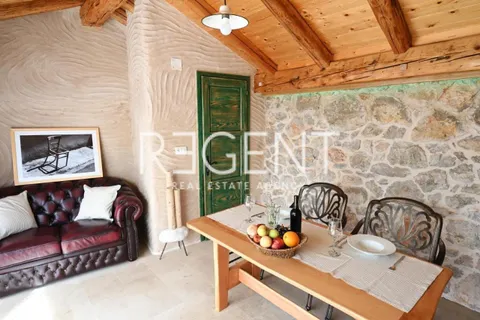 Hvar - Kamena kuća modernog dizajna 70m2