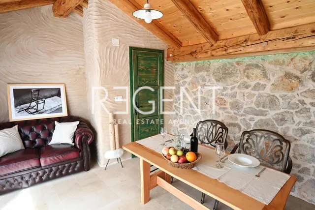 Hvar - Kamena kuća modernog dizajna 70m2