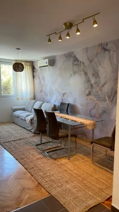 Split, Skalice - Dvosoban stan s loggiom 60 m2
