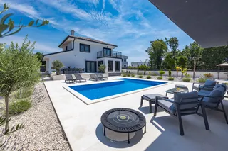 Istra – Kuća s bazenom na parceli 780m2