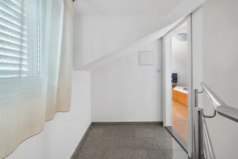 Makarska, Centar - Apartmanska kuća u blizini centra bruto površine 186 m2