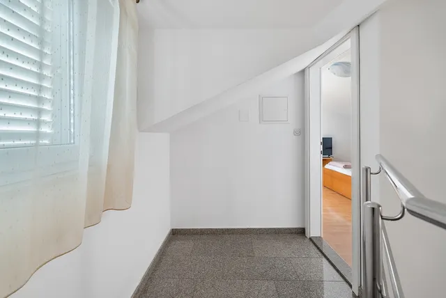 Makarska, Centar - Apartmanska kuća u blizini centra bruto površine 186 m2