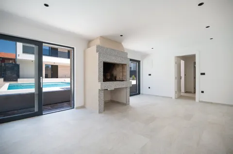 Trogir - Nova moderna vila od 300m2 s bazenom i jacuzzijem