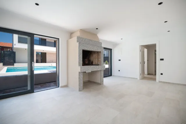 Trogir - Nova moderna vila od 300m2 s bazenom i jacuzzijem