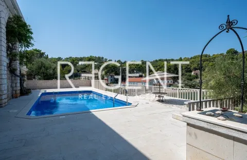 Šolta, Rogač - Mediteranska vila prvi red uz more 264 m2 ekskluzivna prodaja