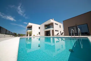 Zadar, Vrsi – trosobni apartmani s bazenom i pogledom na more