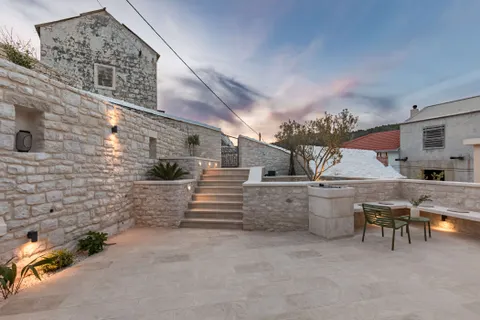 Brač, Pučišća - Prekrasna kamena vila 120 m2