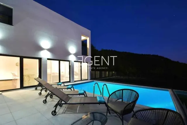Split, Podstrana – Zapanjujuća villa s pogledom na more 250 m2