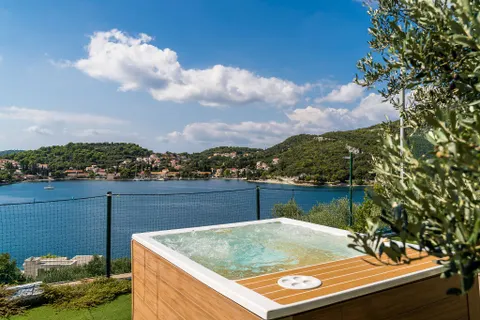 Dubrovnik, Zaton - Kamena kuća sa teniskim terenom i maslinikom