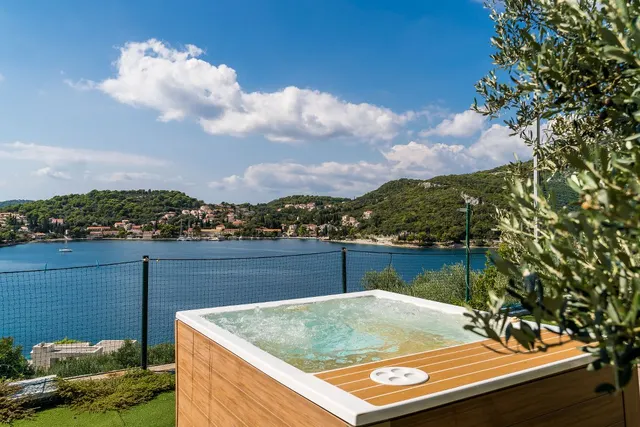 Dubrovnik, Zaton - Kamena kuća sa teniskim terenom i maslinikom