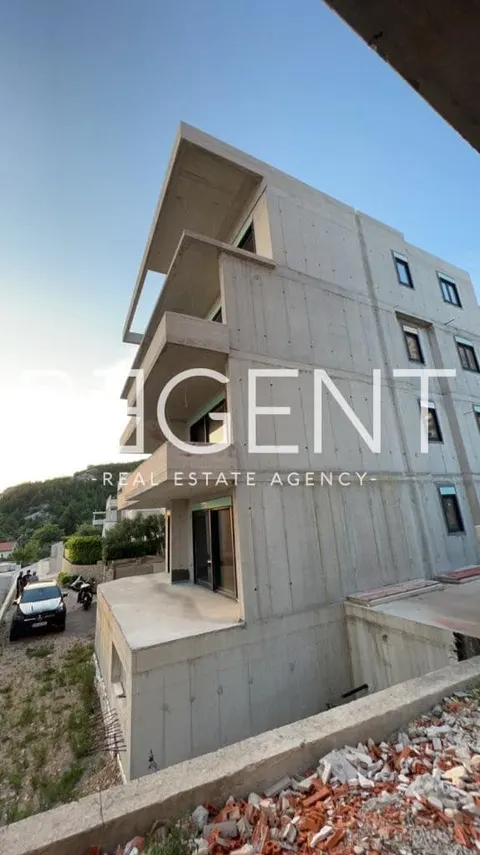 Makarska, Veliko Brdo - zgrada u izgradnji sa 6 stanova, 588 m2