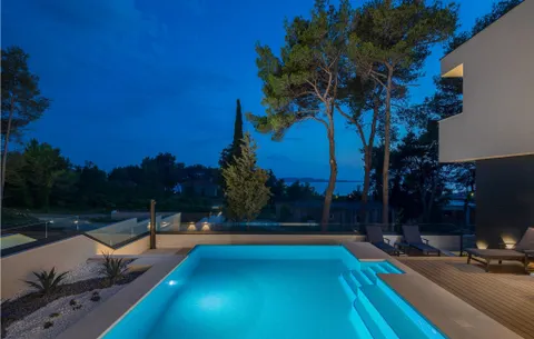 Zadar – Moderna vila okružena zelenilom s pogledom na more