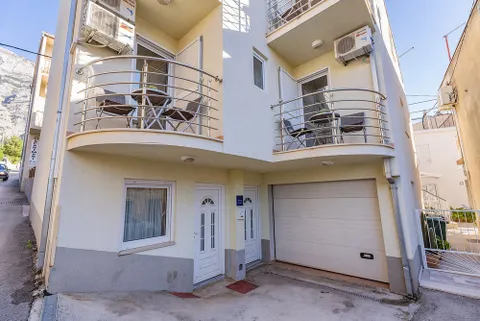 Makarska, Centar - Apartmanska kuća u blizini centra bruto površine 186 m2
