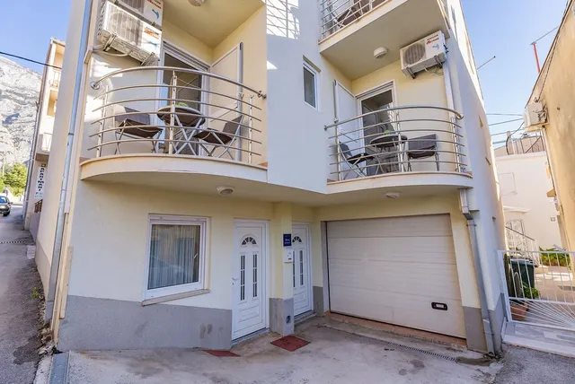Makarska, Centar - Apartmanska kuća u blizini centra bruto površine 186 m2