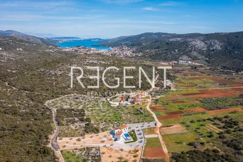 Trogir, Marina- luksuzna vila u mirnom okruženju, 6900m2