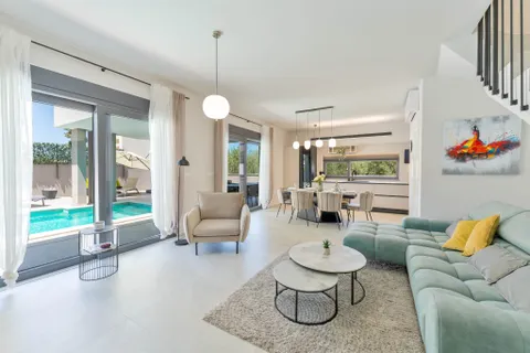 Istra, Pula - Luksuzna vila 250 m2 s pogledom na Brijune