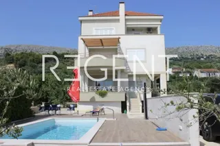Split, Podstrana - Kuća 500 m2 s tri stana, bazenom + građevinsko zemljište 708 m2