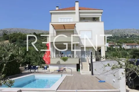 Split, Podstrana - Kuća 500 m2 s tri stana, bazenom + građevinsko zemljište 708 m2